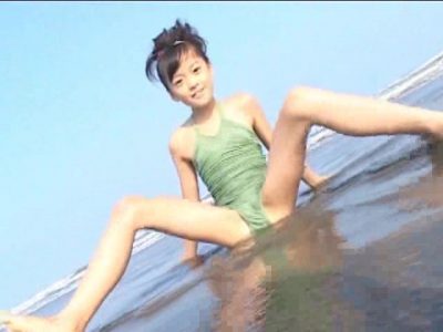 ビーチで開脚する水着姿のU12JSジュニアアイドル河西莉子ちゃん
