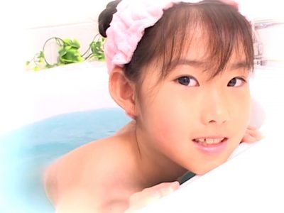 裸入浴すしながらこちらに微笑むU12 JS 星美優ちゃん